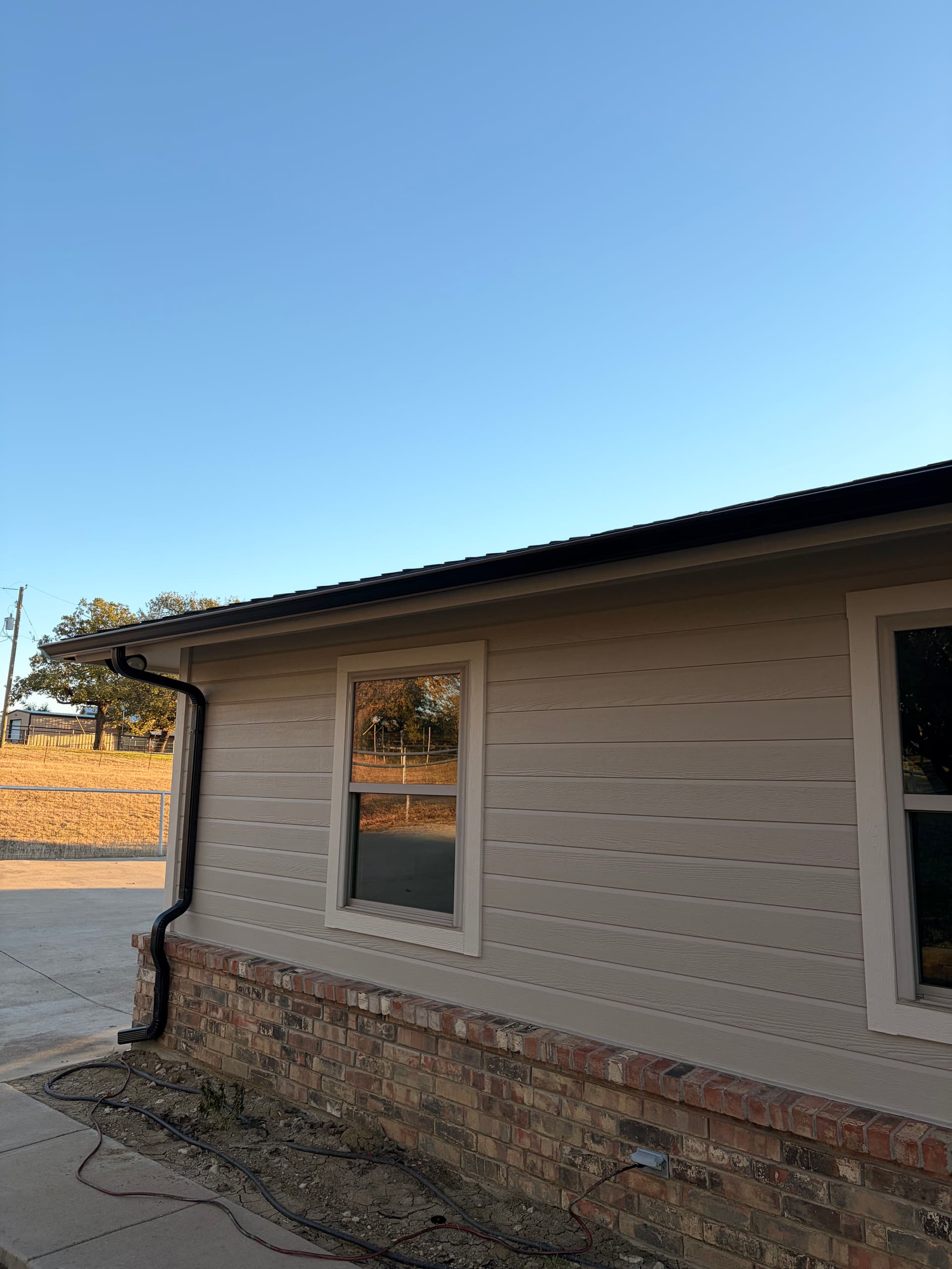 Gallery photos for 5-Inch Seamless Black Gutters Installed on a Brick Home: Image #1