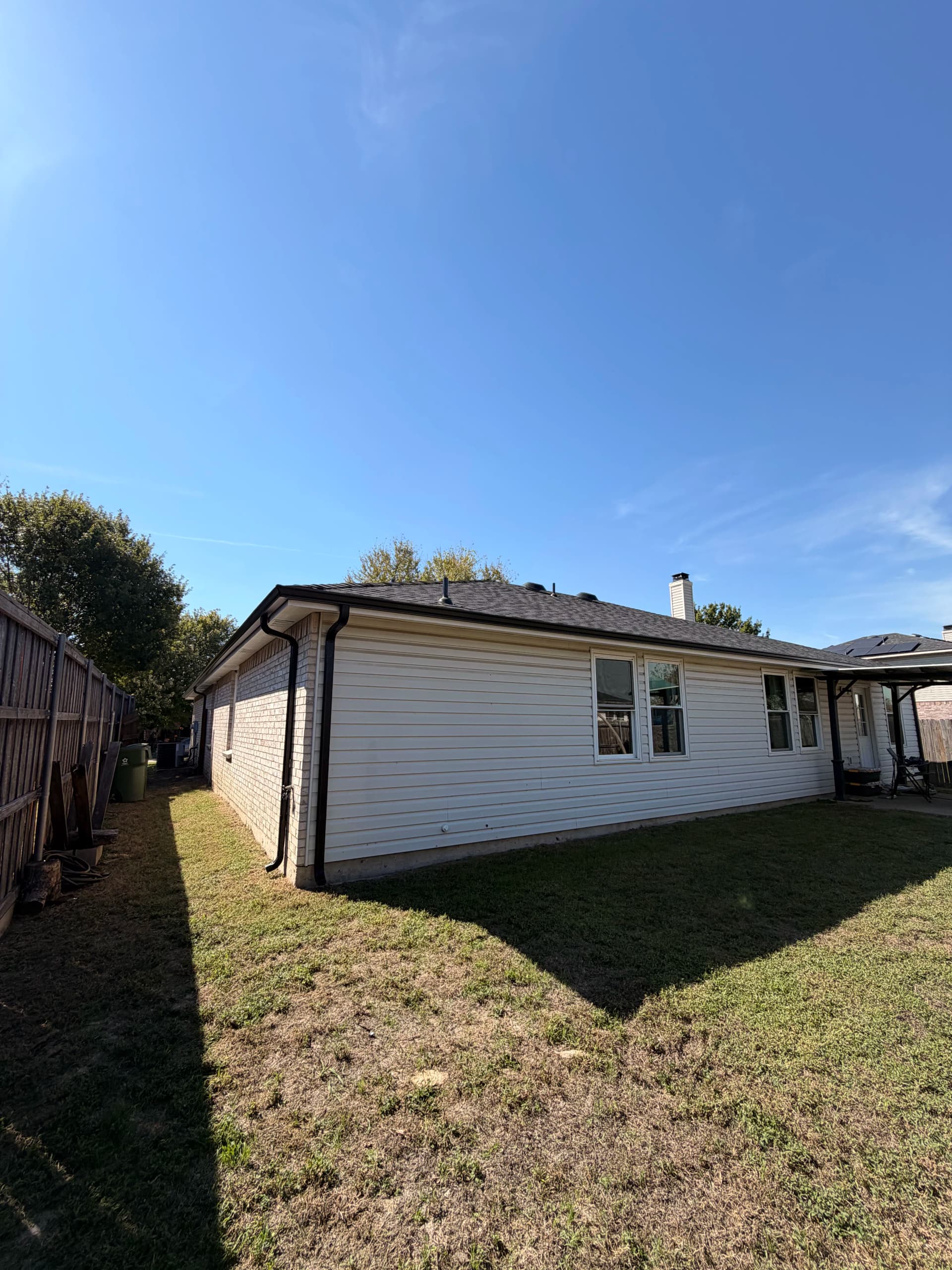 Gallery photos for 5-Inch Seamless Gutter Installation for a Texas Home: Image #1