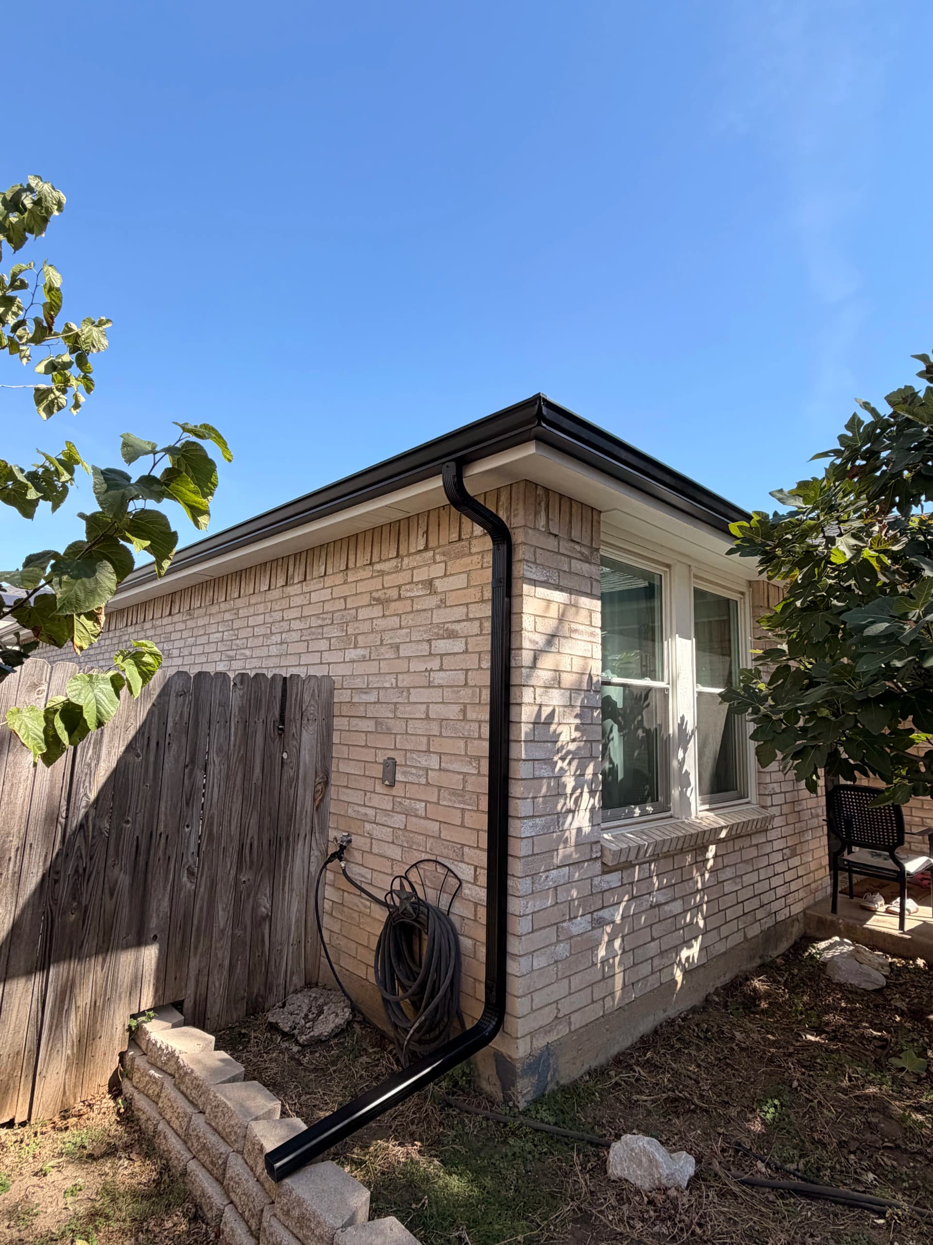 Gallery photos for 5-Inch Seamless Gutter Installation for a Texas Home: Image #2